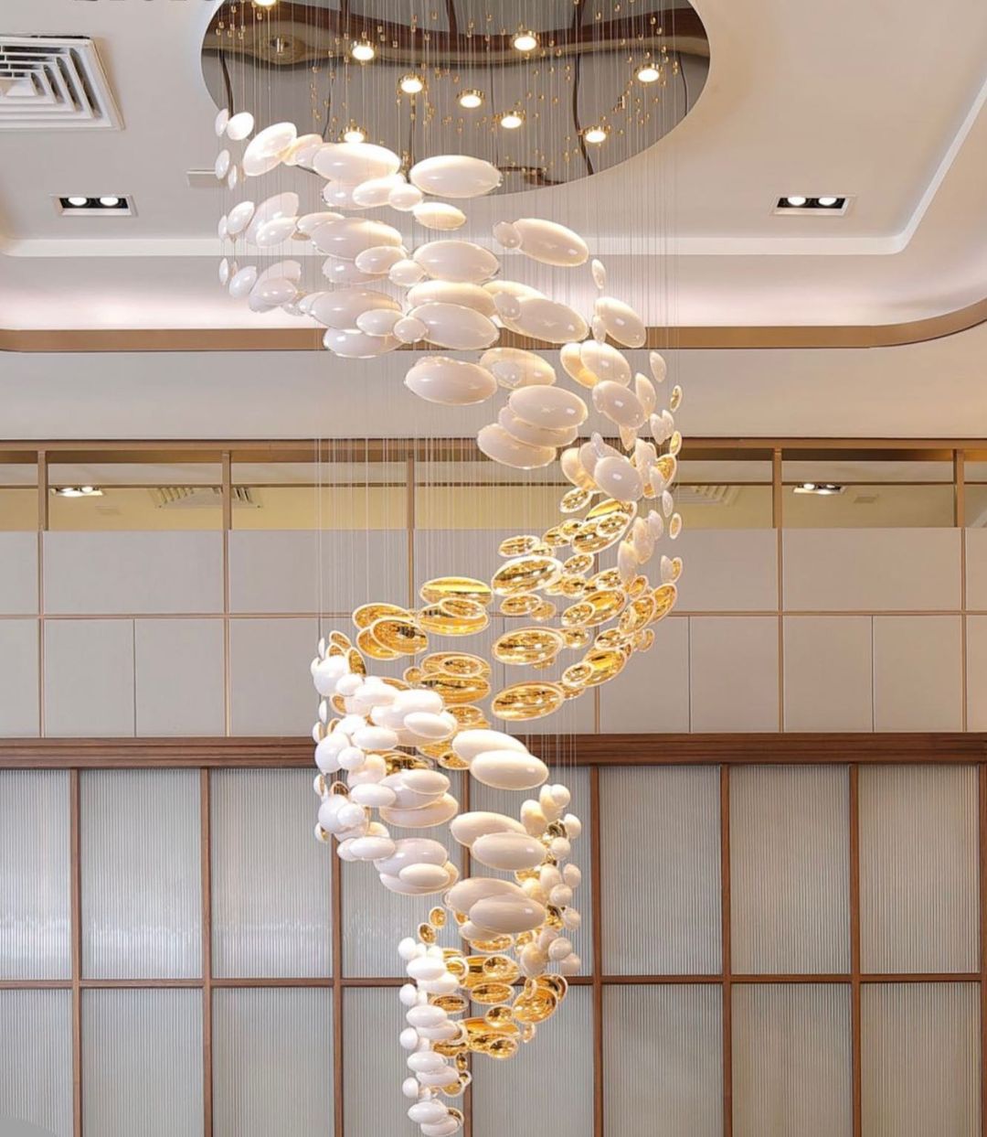 Plafonnier suspendu en forme d'œuf de dragon doré, design artistique et moderne, idéal pour un escalier, un centre de vente ou un hôtel