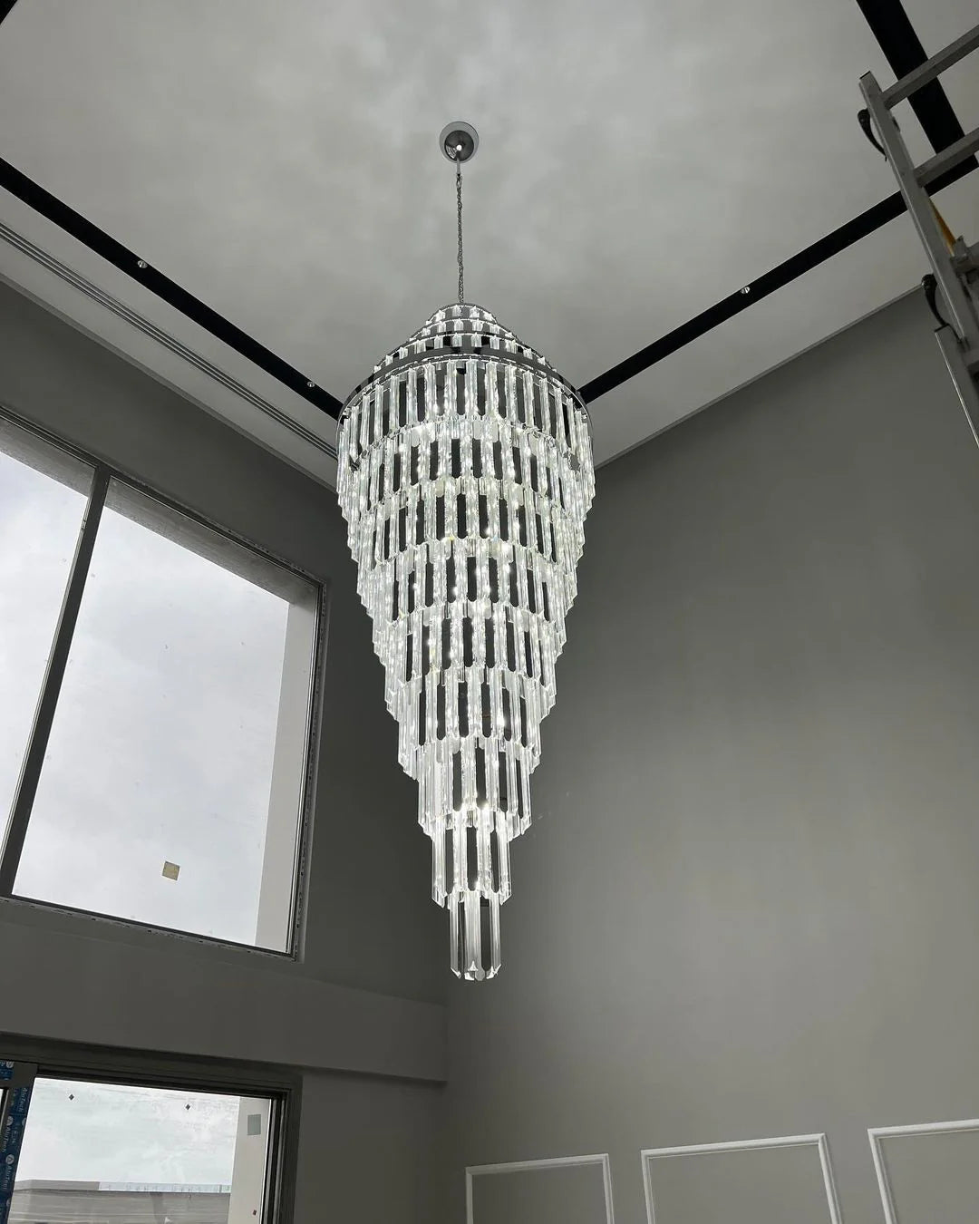 Lampadario moderno in cristallo a forma di piramide extra large per soffitti alti