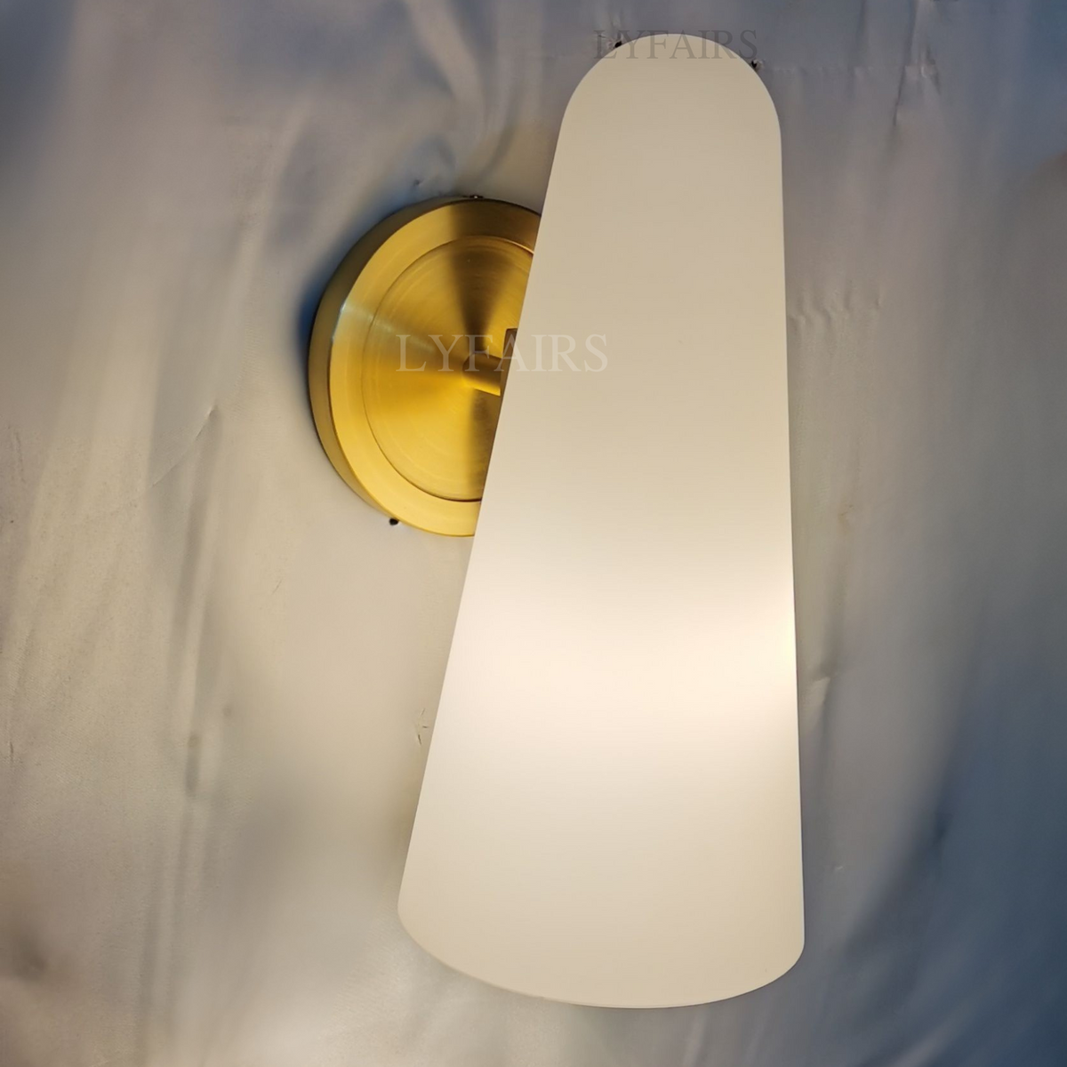 Lampada da parete a forma di cappello conico rotondo in stile moderno 
