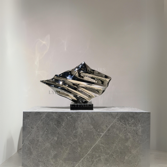 Scultura astratta moderna di onde metalliche