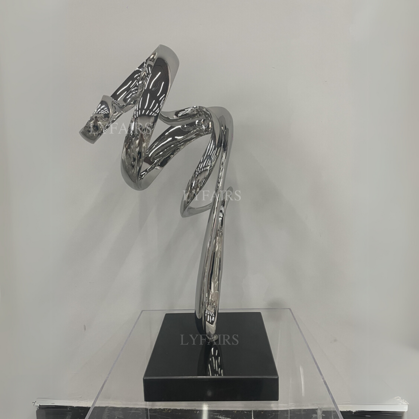 Scultura contemporanea a nastro intrecciato in acciaio inossidabile lucido ed elegante