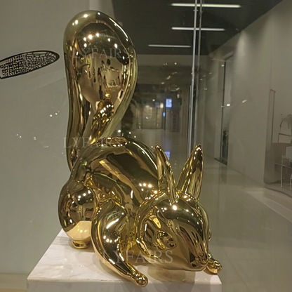 Scultura artistica in alluminio fuso dorato raffigurante uno scoiattolo