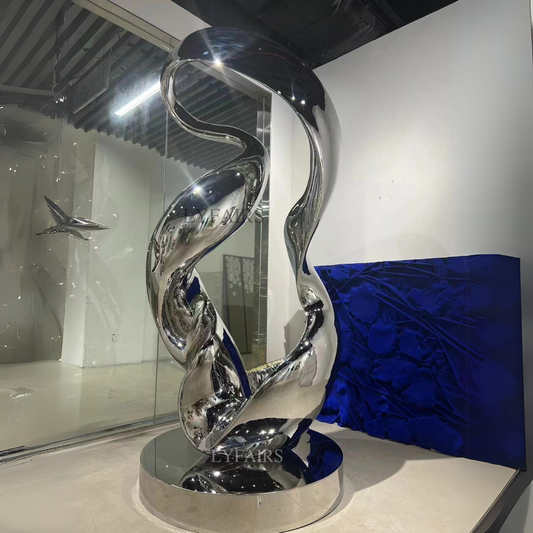 Scultura moderna in acciaio inossidabile con cintura