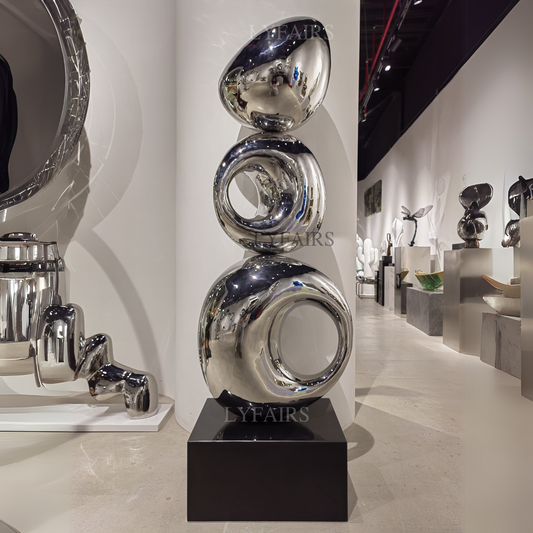 Scultura astratta moderna in argento su supporto nero