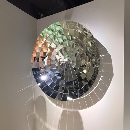Decorazione murale circolare contemporanea con pannelli riflettenti frammentati
