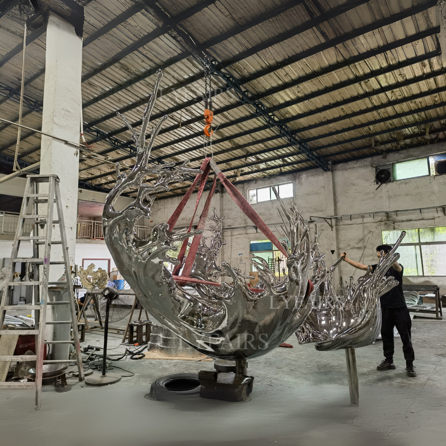 Scultura gigante a forma di onda in acciaio inossidabile