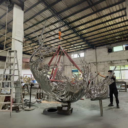 Scultura gigante a forma di onda in acciaio inossidabile