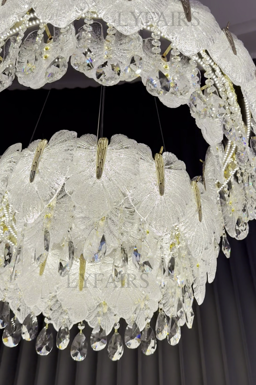 Lustre cascade luxueux en cristal à plusieurs niveaux, fabriqué à la main, en forme de feuille de verre
