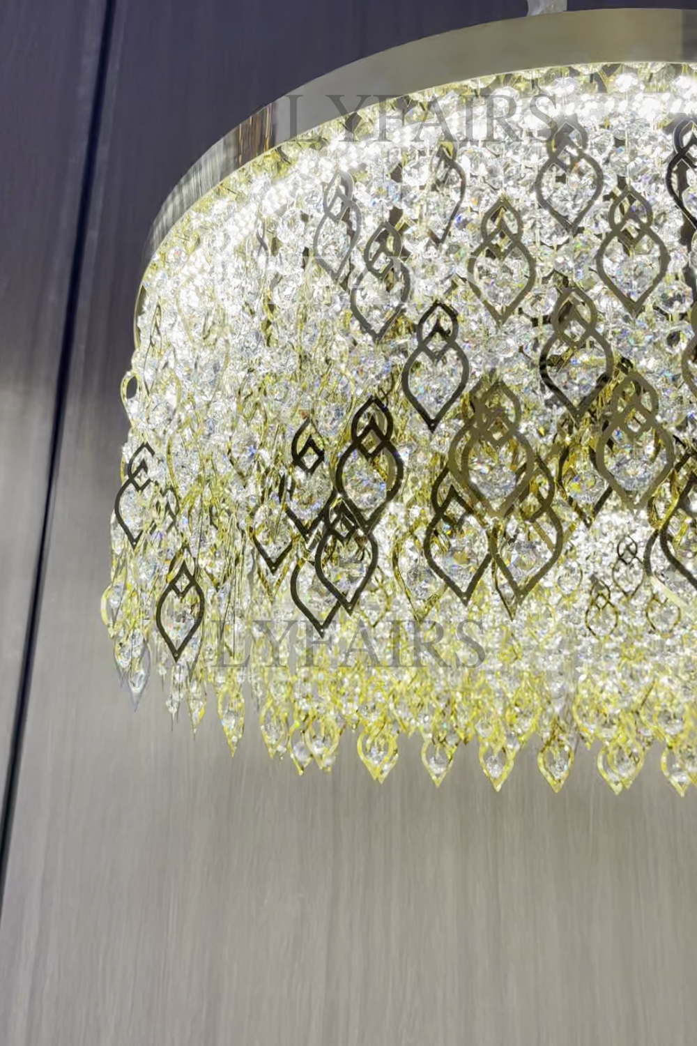 Lustre rond élégant en cristal avec pampilles dorées pour plafonds bas