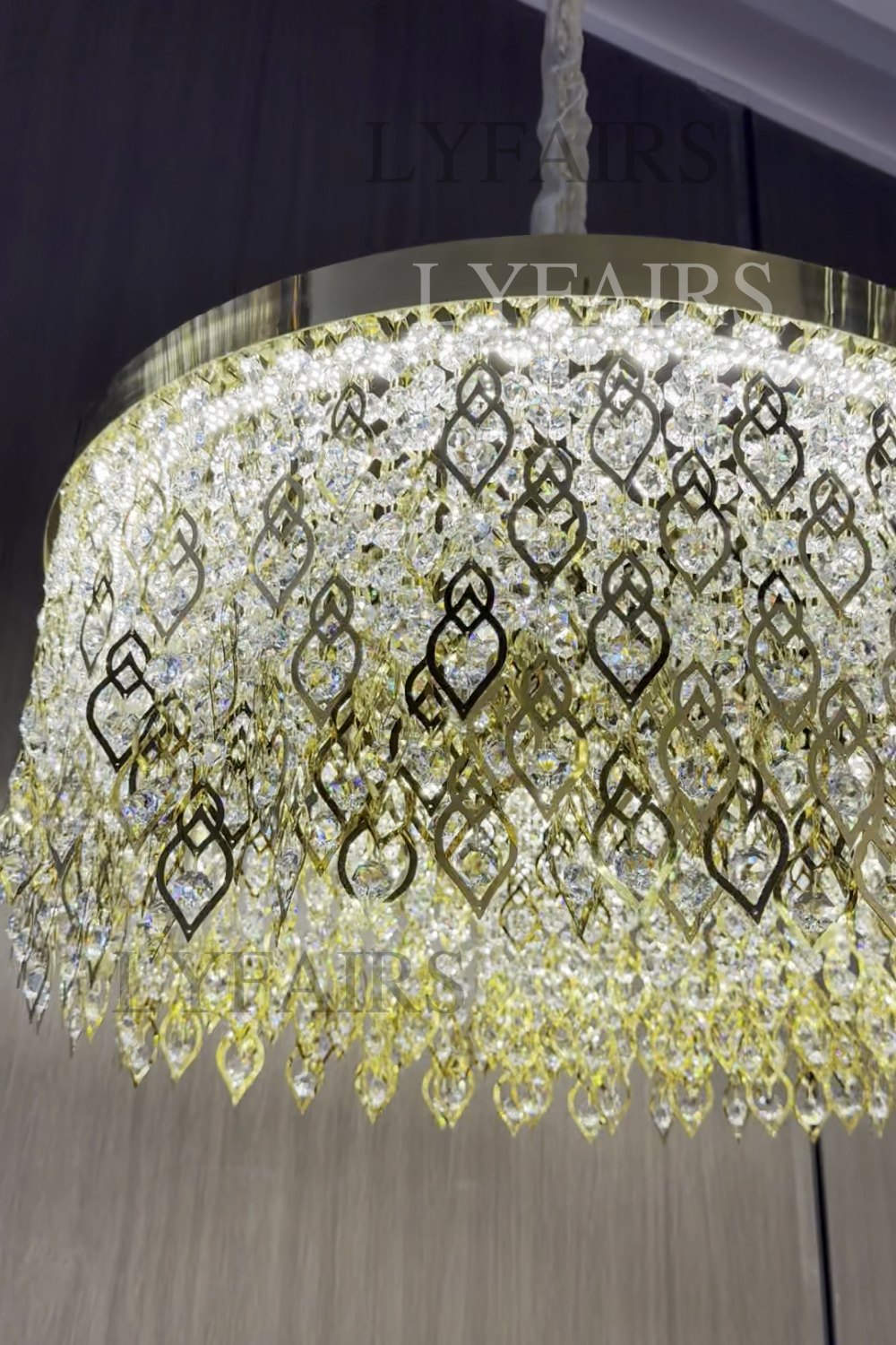 Lustre rond élégant en cristal avec pampilles dorées pour plafonds bas