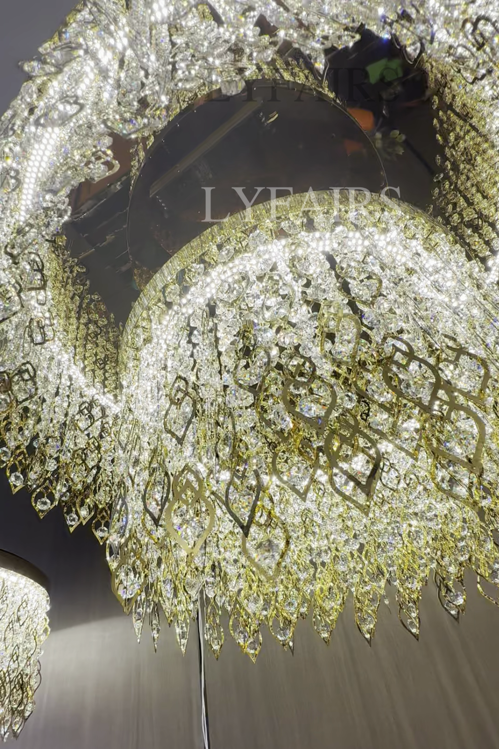 Lustre rond élégant en cristal avec pampilles dorées pour plafonds bas