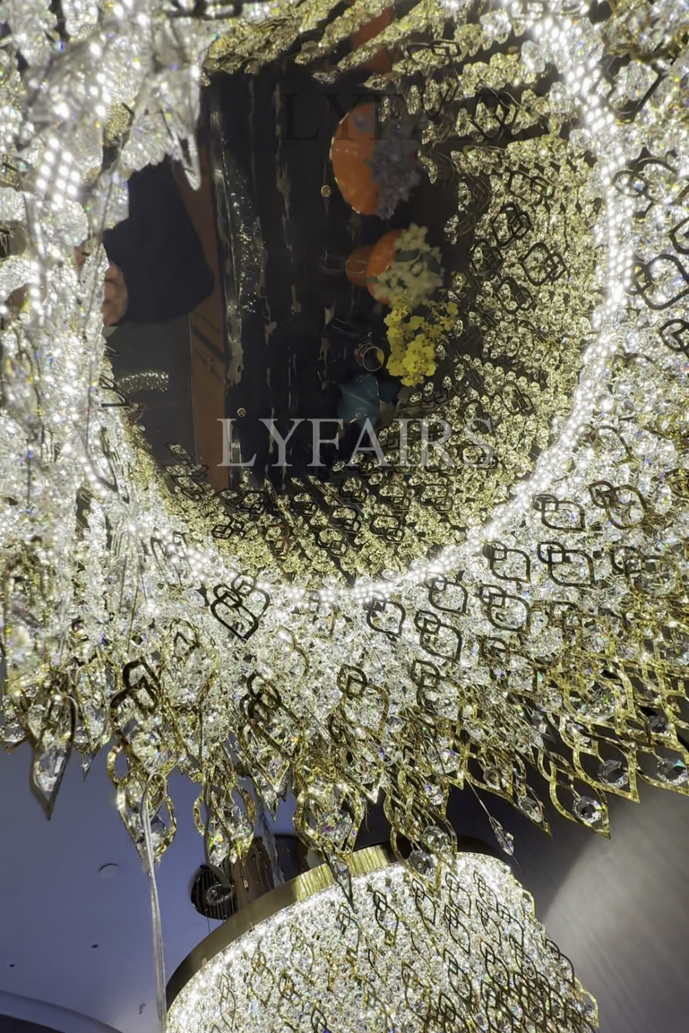 Lustre rond élégant en cristal avec pampilles dorées pour plafonds bas