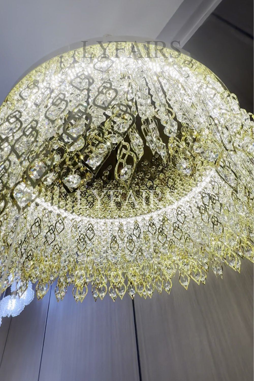 Lustre rond élégant en cristal avec pampilles dorées pour plafonds bas