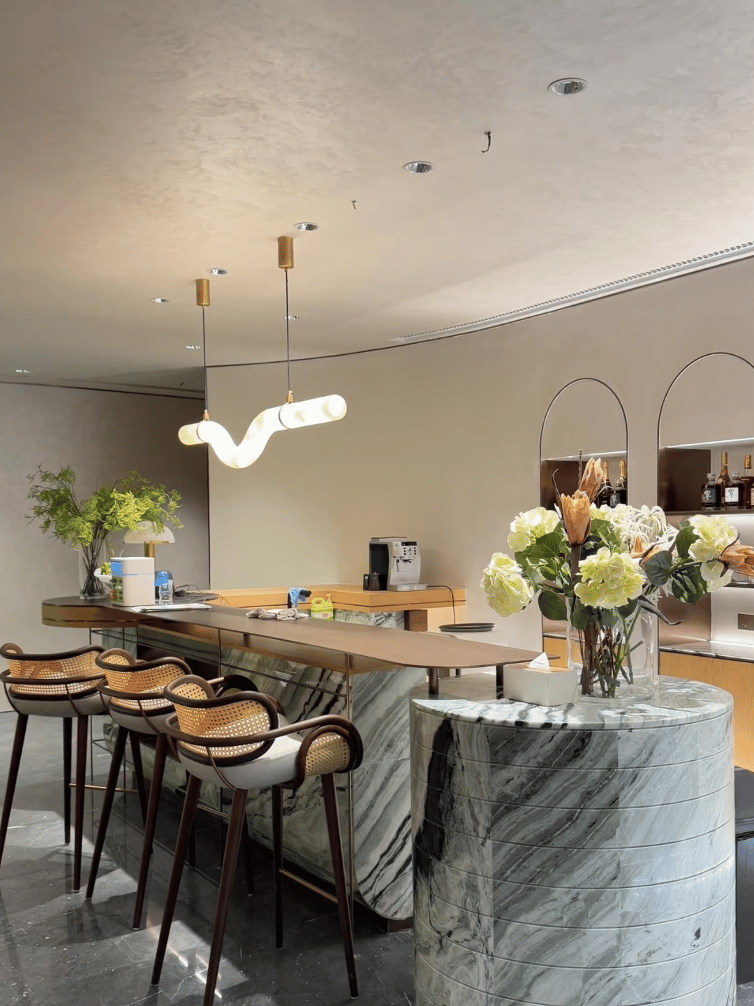 Lustre incurvé moderne en albâtre pour salon/salle à manger