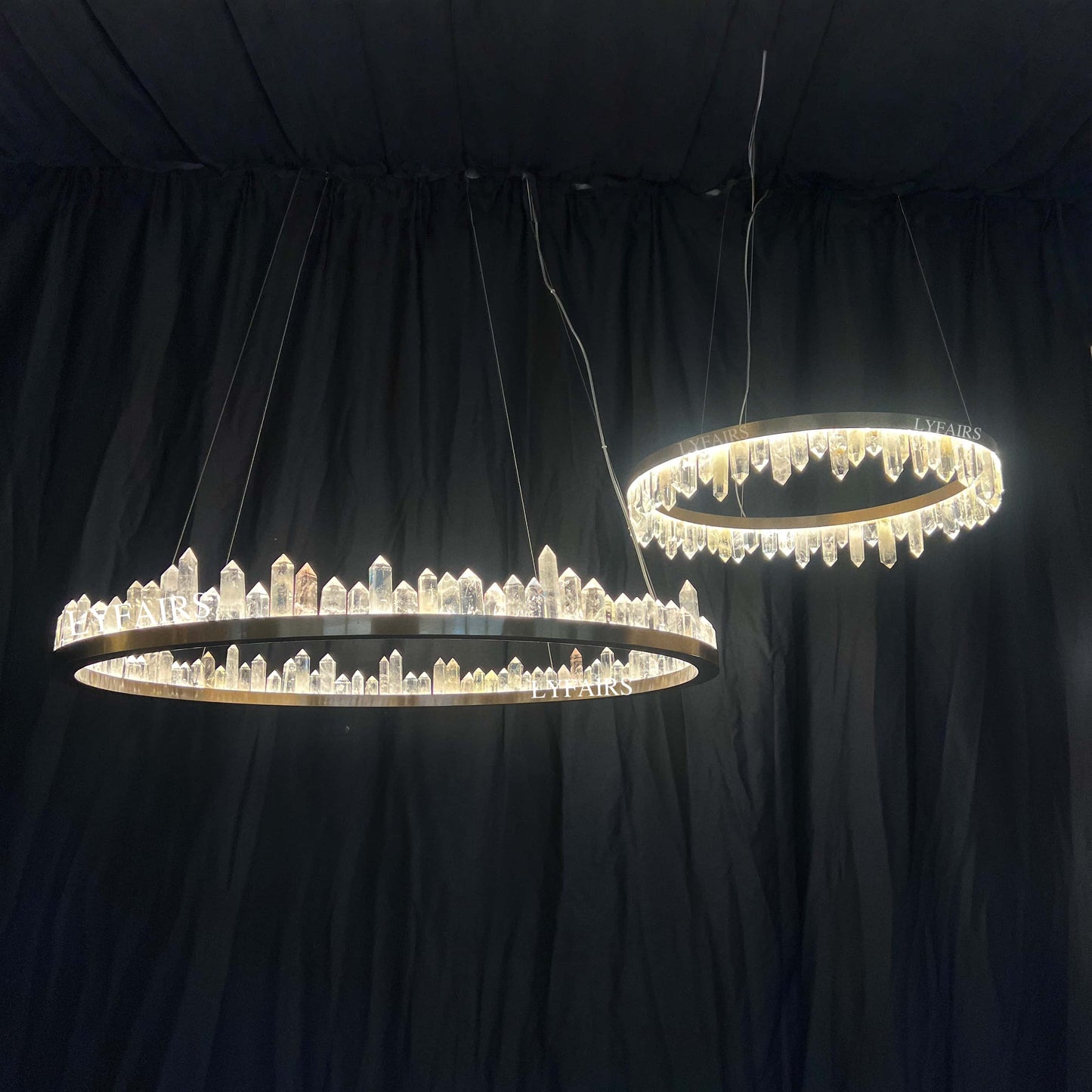 Lampadario in stile moderno con anelli in ottone e cristallo di quarzo naturale, finitura ottone/nero