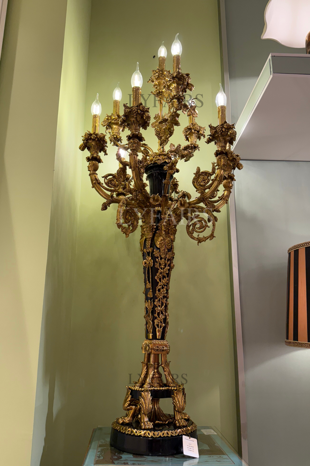 Lampada da tavolo in stile barocco LYFAIRS x FH&amp;Home con squisita decorazione in ottone intagliato a forma di vite