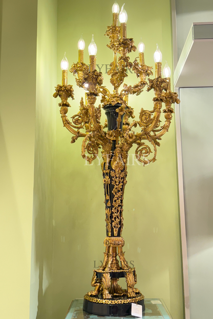 Lampada da tavolo in stile barocco LYFAIRS x FH&amp;Home con squisita decorazione in ottone intagliato a forma di vite
