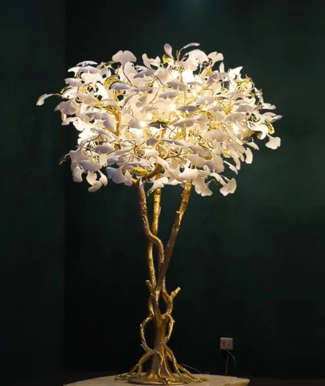Lampadaire de luxe créatif en céramique blanche, motif branche de Ginkgo Biloba en cuivre, design artistique, idéal pour un salon, une chambre ou un dressing.