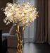 Lampadaire de luxe créatif en céramique blanche, motif branche de Ginkgo Biloba en cuivre, design artistique, idéal pour un salon, une chambre ou un dressing.