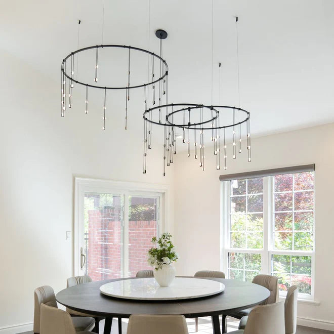 Lampadario LED verticale con anelli multistrato dal design moderno