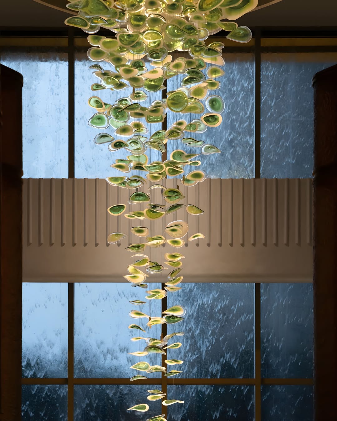 Lampadario moderno in vetro ambrato galleggiante