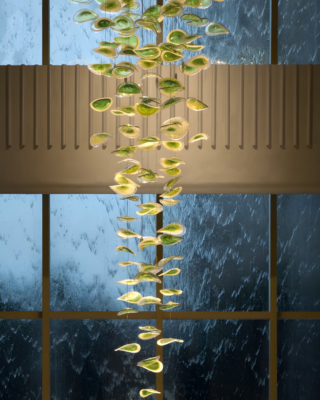 Lampadario moderno in vetro ambrato galleggiante