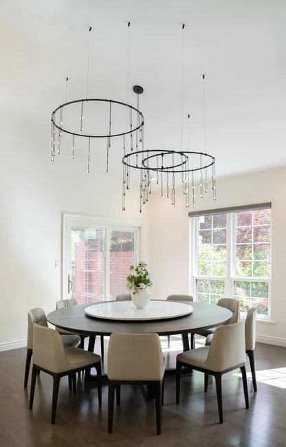 Lampadario LED verticale con anelli multistrato dal design moderno