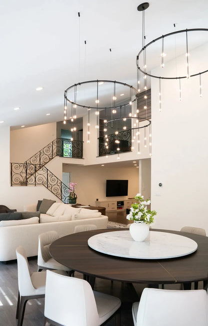 Lampadario LED verticale con anelli multistrato dal design moderno