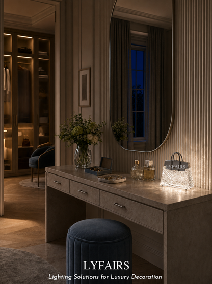 Lampe de table en verre rose délicat avec accents en laiton LYFAIRS x FH&amp;Home