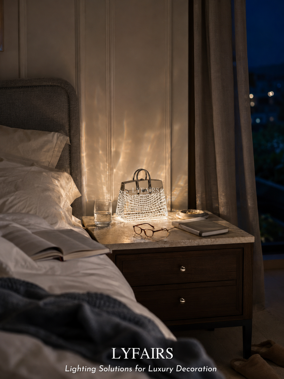 Lampe de table en verre rose délicat avec accents en laiton LYFAIRS x FH&amp;Home