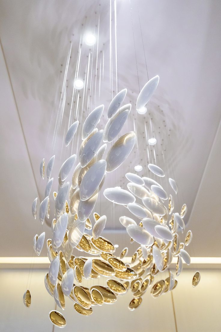Plafonnier suspendu en forme d'œuf de dragon doré, design artistique et moderne, idéal pour une salle à manger
