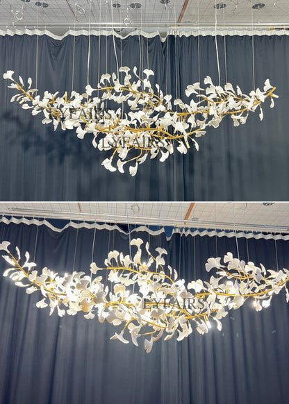 Lampadario in ceramica extra large con fiori bianchi, a forma di ramo d'albero in ferro, per ampio soggiorno/sala da pranzo.
