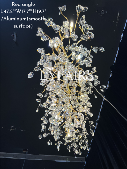 Lampadario di cristallo in stile francese, nuovo e conveniente, con foglie di cristallo.