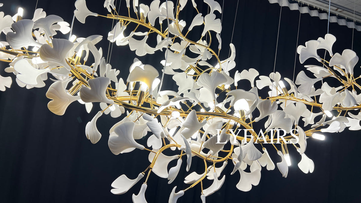 Lampadario in ceramica extra large con fiori bianchi, a forma di ramo d'albero in ferro, per ampio soggiorno/sala da pranzo.