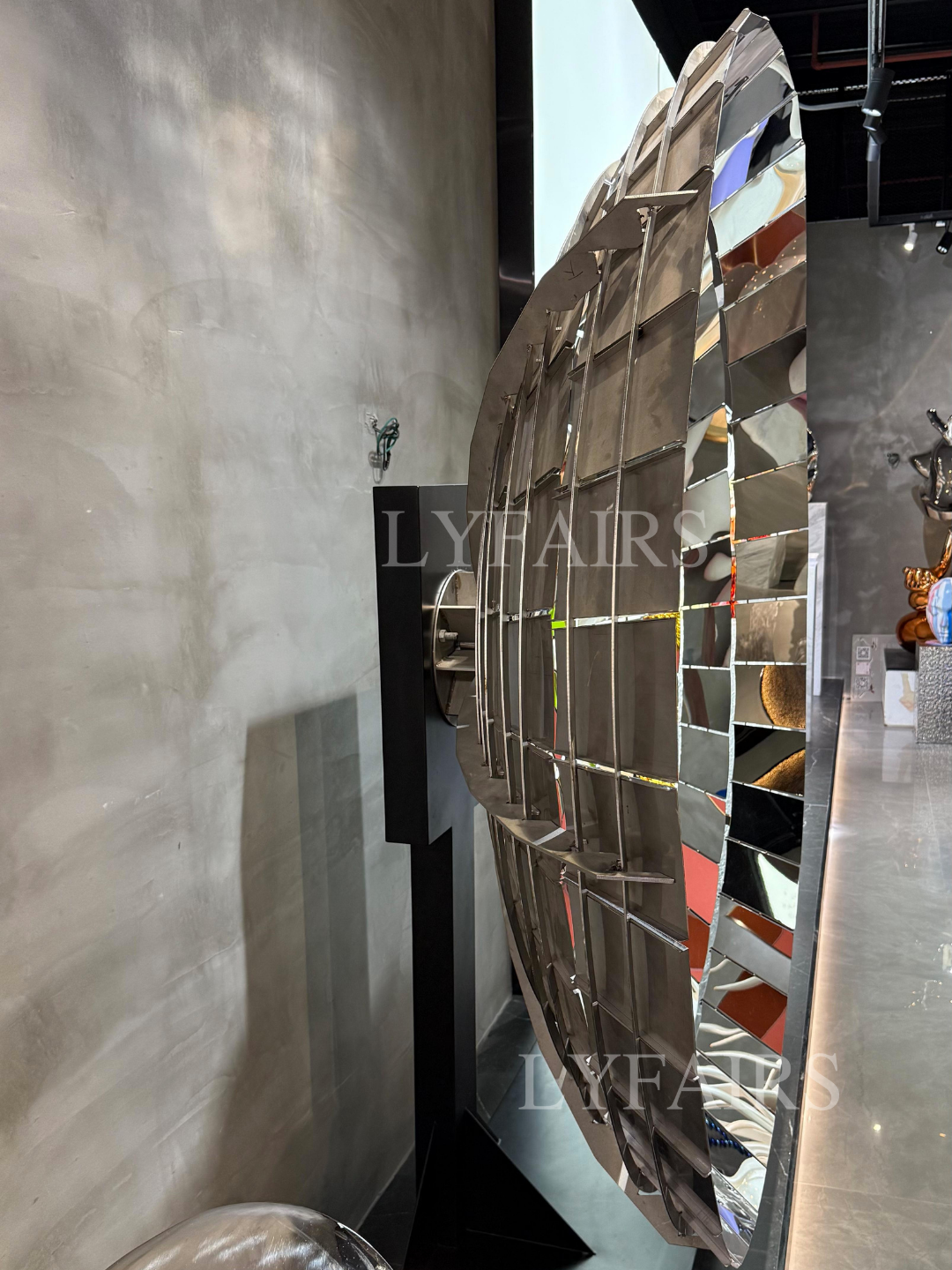 Decorazione murale circolare contemporanea con pannelli riflettenti frammentati