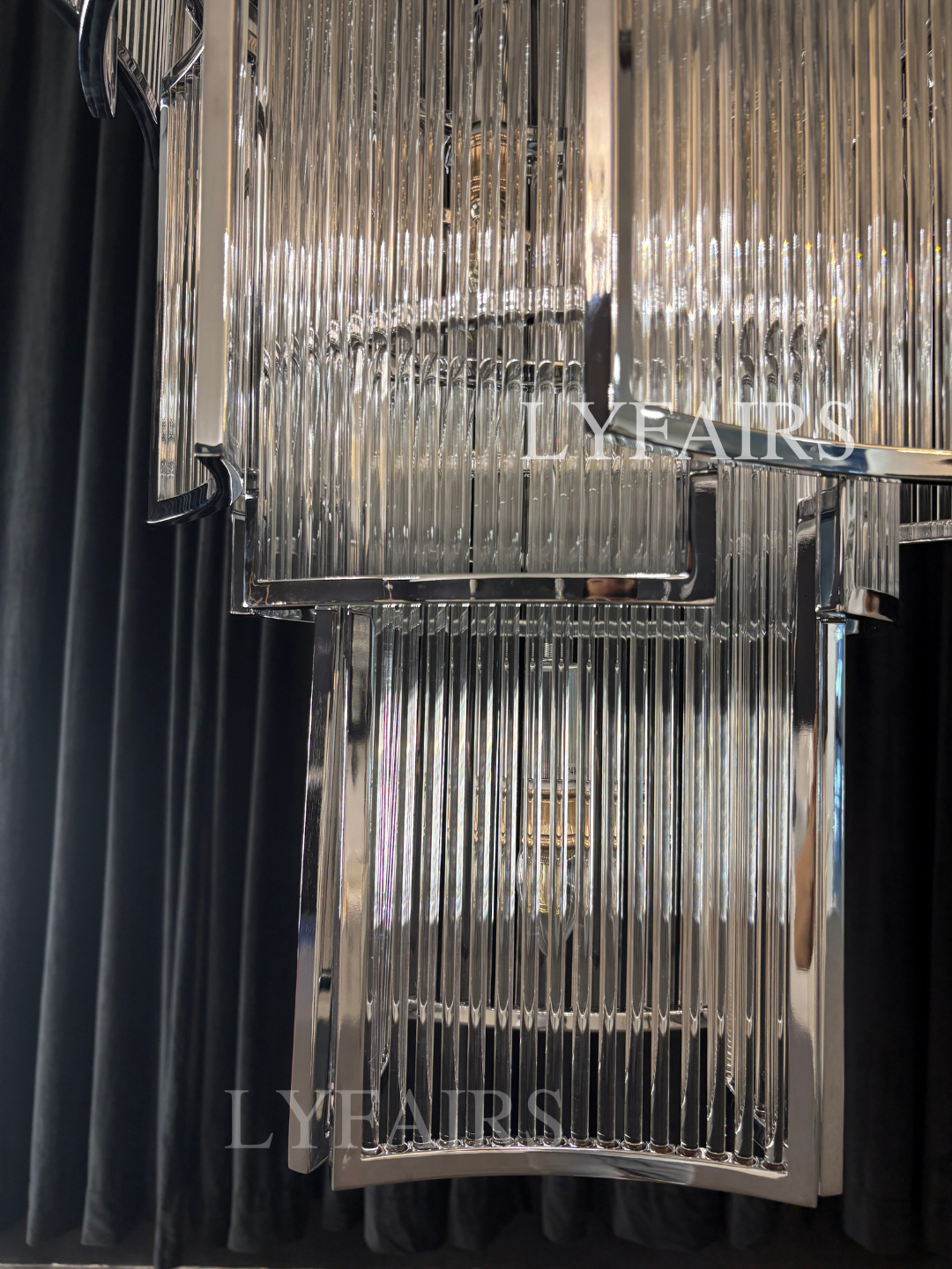 Lampadario moderno con piastrelle a più livelli e aste di cristallo per soffitti alti
