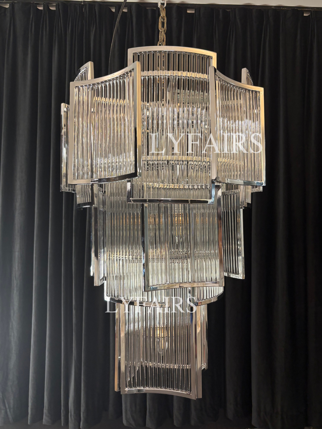 Lampadario moderno con piastrelle a più livelli e aste di cristallo per soffitti alti