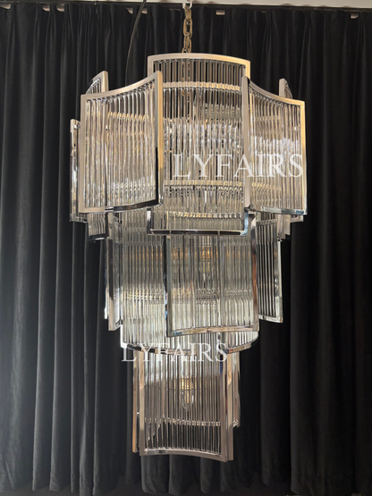 Lampadario moderno con piastrelle a più livelli e aste di cristallo per soffitti alti