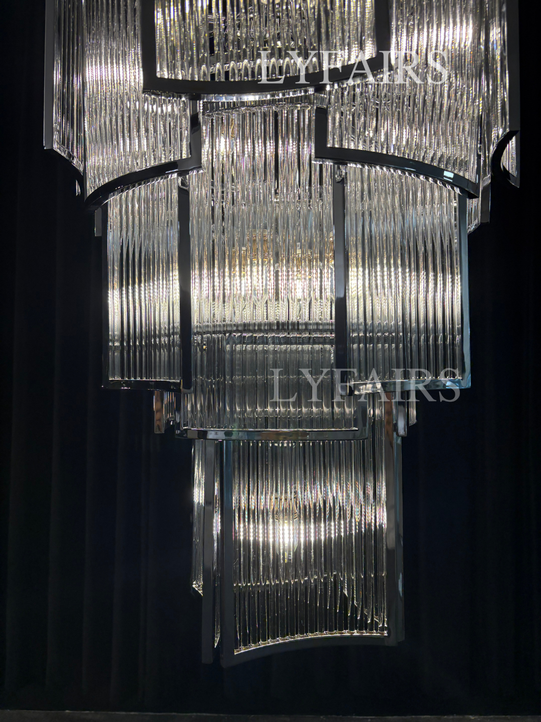 Lampadario moderno con piastrelle a più livelli e aste di cristallo per soffitti alti