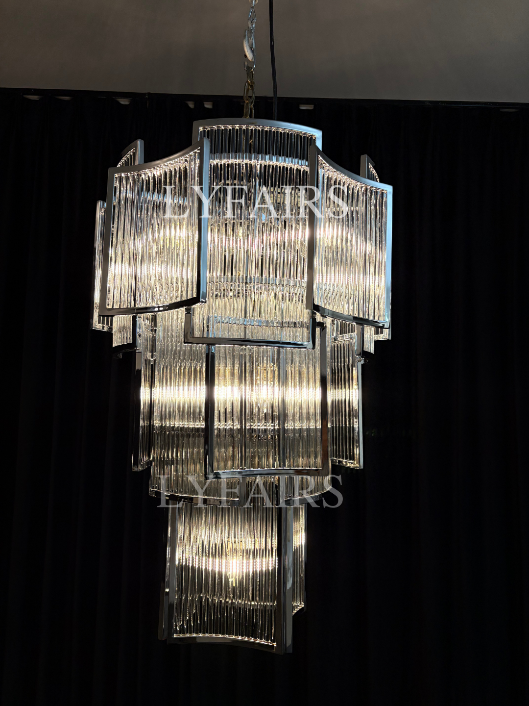 Lampadario moderno con piastrelle a più livelli e aste di cristallo per soffitti alti