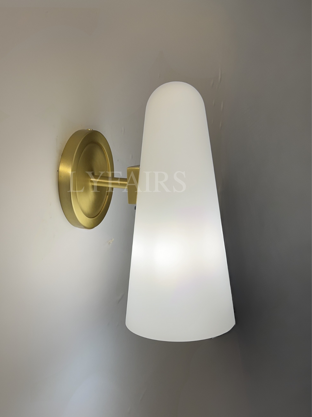Lampada da parete a forma di cappello conico rotondo in stile moderno 