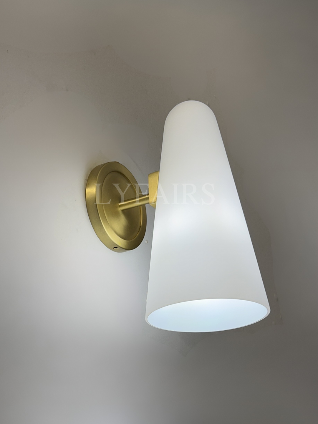 Lampada da parete a forma di cappello conico rotondo in stile moderno 