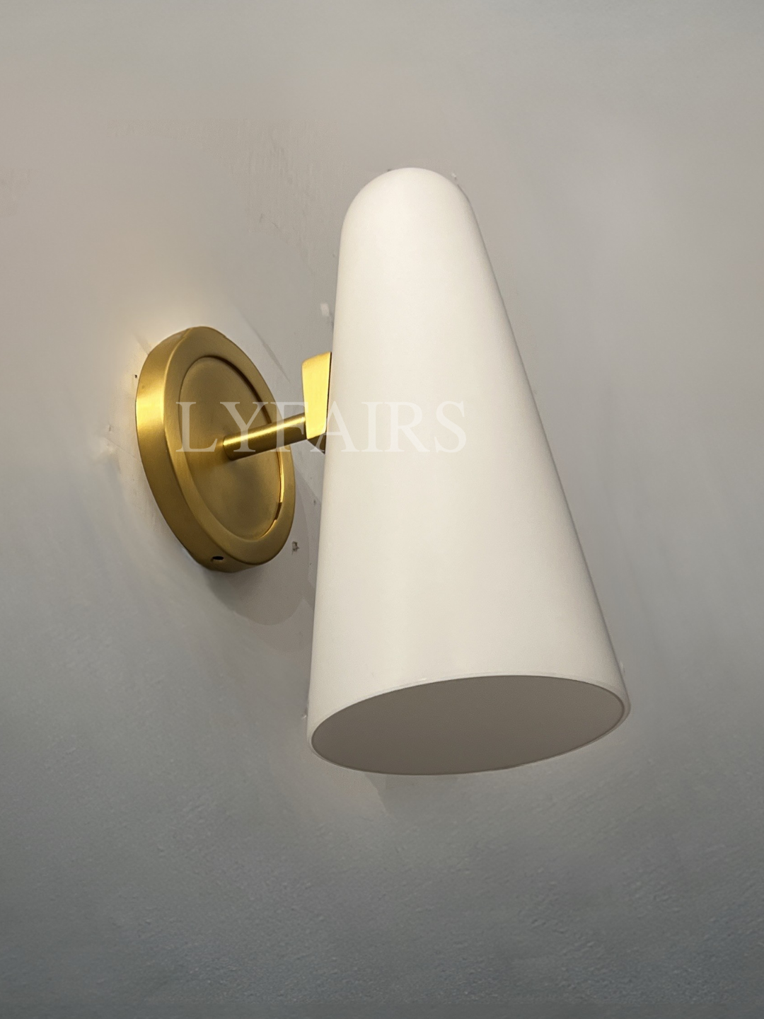 Lampada da parete a forma di cappello conico rotondo in stile moderno 