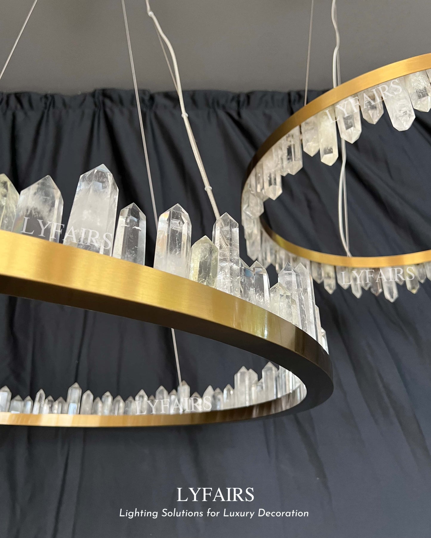 Lampadario in stile moderno con anelli in ottone e cristallo di quarzo naturale, finitura ottone/nero