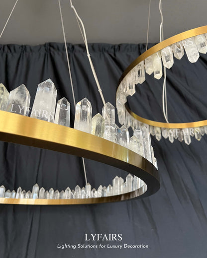 Lampadario in stile moderno con anelli in ottone e cristallo di quarzo naturale, finitura ottone/nero