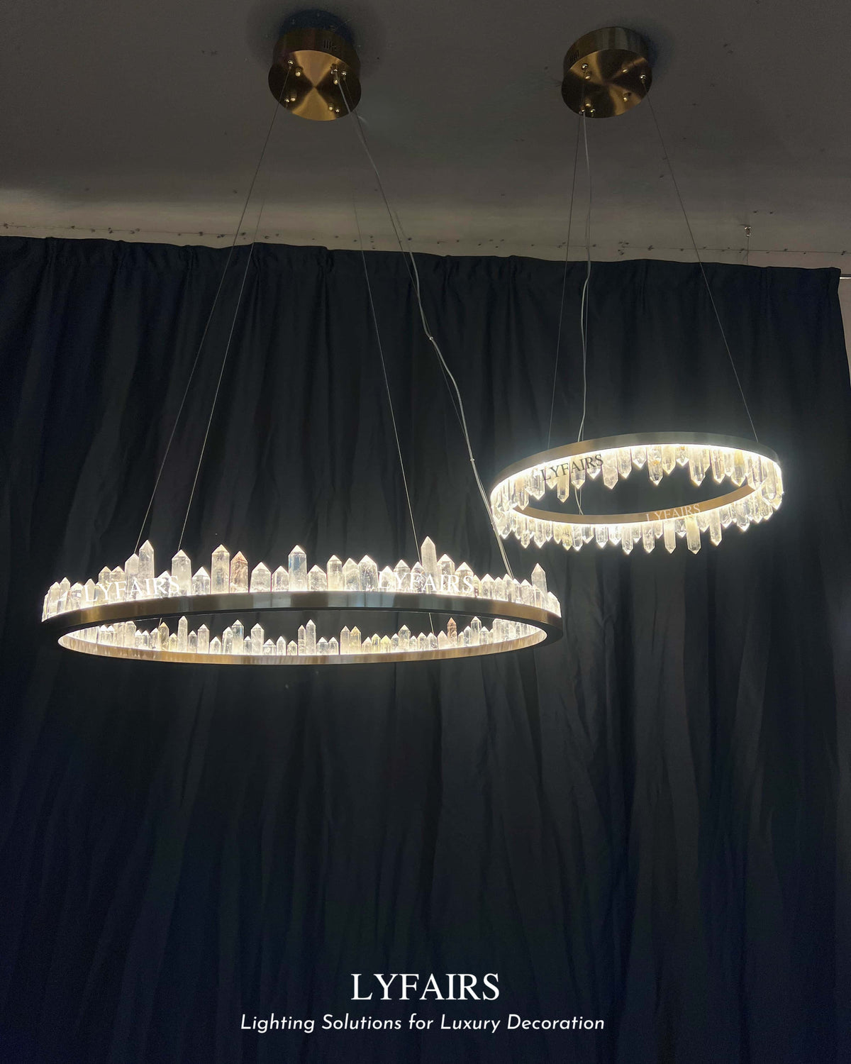Lampadario in stile moderno con anelli in ottone e cristallo di quarzo naturale, finitura ottone/nero