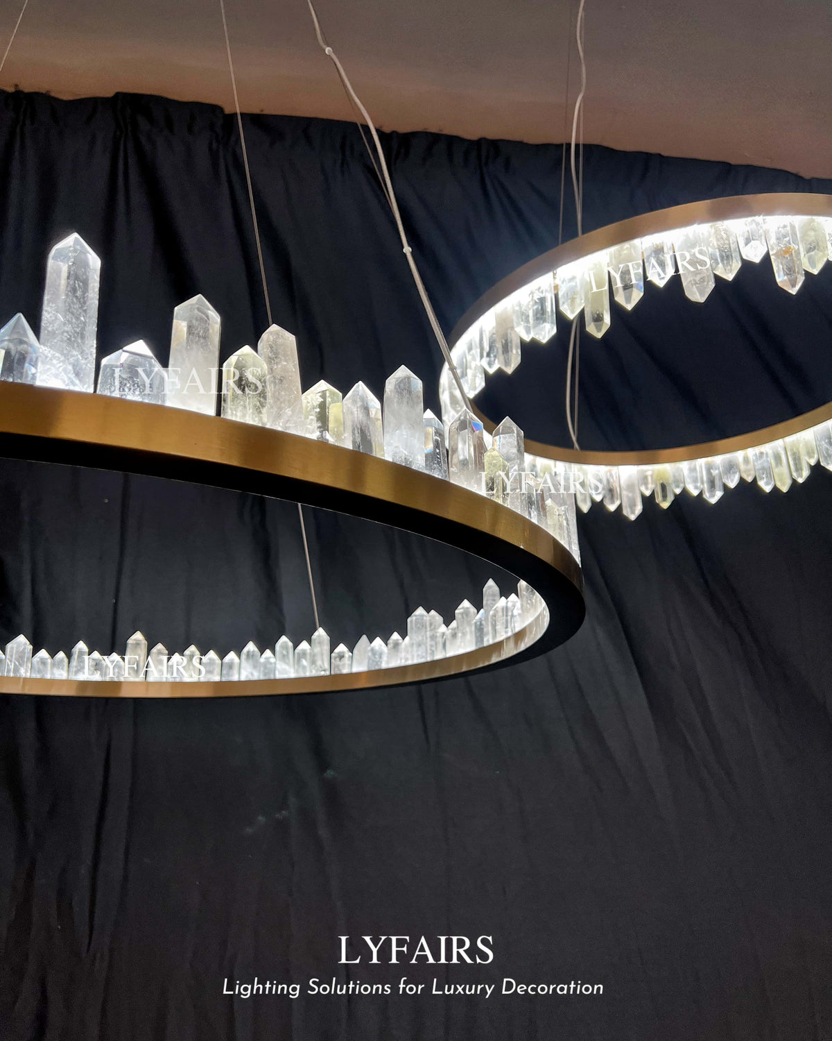 Lampadario in stile moderno con anelli in ottone e cristallo di quarzo naturale, finitura ottone/nero