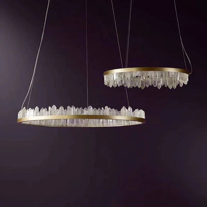Lampadario in stile moderno con anelli in ottone e cristallo di quarzo naturale, finitura ottone/nero
