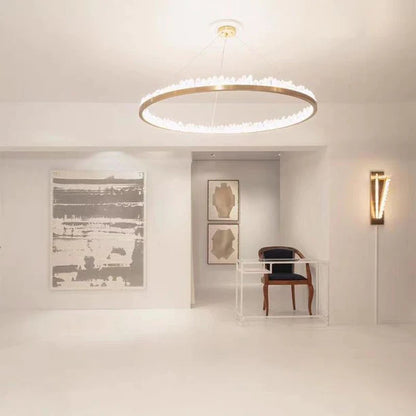Lampadario in stile moderno con anelli in ottone e cristallo di quarzo naturale, finitura ottone/nero