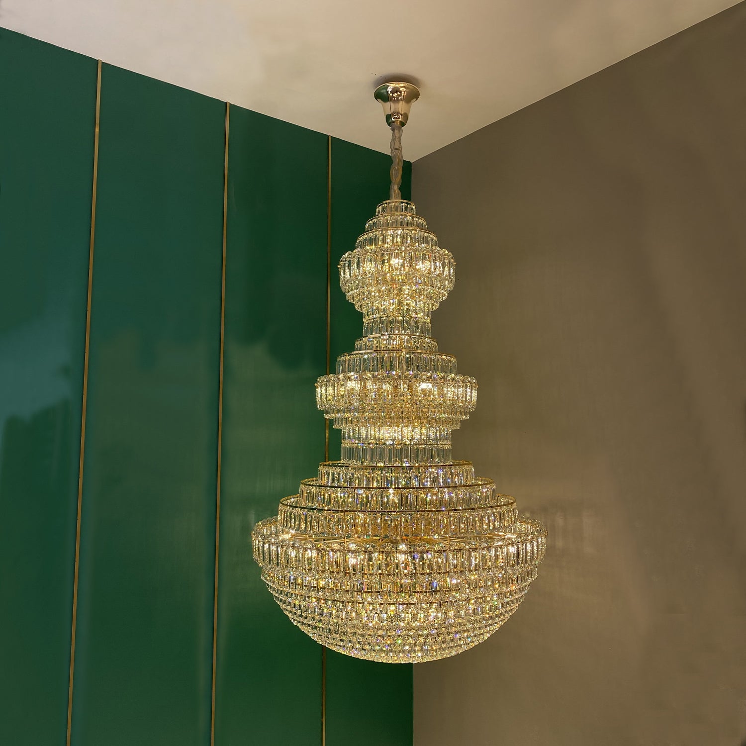 chandelier,chaandeliers,pendant,crystal,metal,gold,luxury,empire,ceiling,tiers,layers,multi-tier,extra large,oversized,large,huge,big,living room,dining room,high-ceiling room,foyer,stairs,hallway,entryance,hotel lobby,duplex hall,loft
